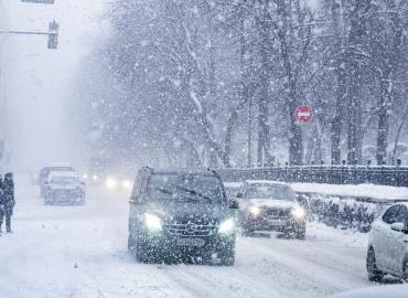 Небывалый снегопад в Москве впервые за 70 лет: пробки 8 баллов, цены на такси взлетели в три раза