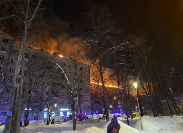 Крупный пожар в Москве: горит шестиэтажный жилой дом, люди заперты в квартирах и просят о помощи