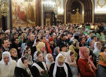 Нужно ли стоять всю службу в храме: священник дал ответ, считается ли грехом нарушение этого правила