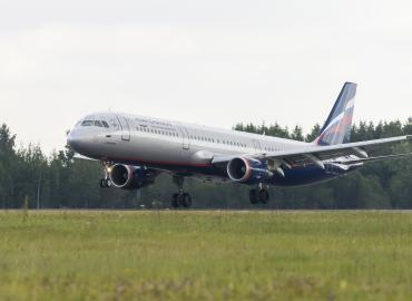 Самолет Airbus 321, следующий из Самары в Москву, готовится к аварийной посадке