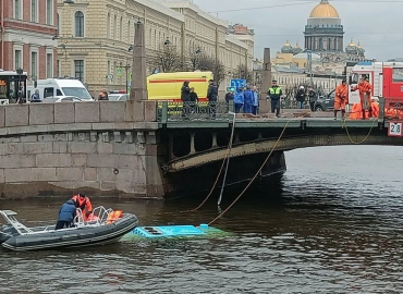 Число погибших в результате падения автобуса в реку в Петербурге увеличилось до пяти