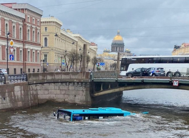 Фирма-владелец автобуса, рухнувшего в реку в Петербурге, пообещала заплатить пассажирам