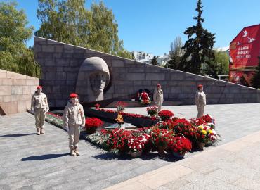 В Самаре студент ломал цветы у горельефа на площади Славы: зачем он это сделал и как его накажут