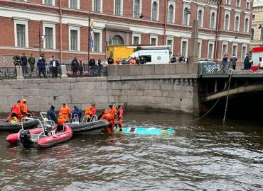 Число погибших при падении автобуса в реку в Петербурге выросло до шести