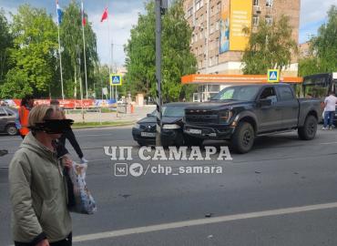 В Самаре возле больницы Пирогова столкнулись Ford и Renault, парализовав движение трамваев