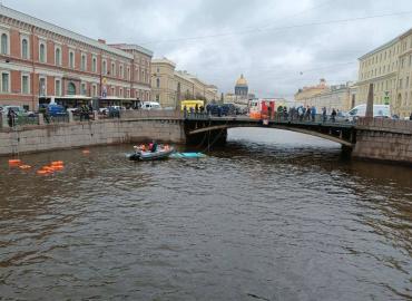 В Санкт-Петербурге в реку Мойку рухнул пассажирский автобус: из воды пытаются спасти людей, есть погибшие