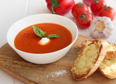 Летом, когда помидоров много, готовлю освежающий томатный суп-пюре: полезно и невероятно вкусно