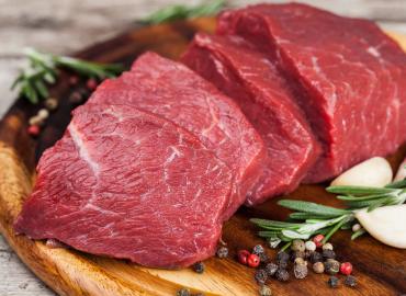 Исходом будет смерть: врач назвал опаснейшие мясные блюда