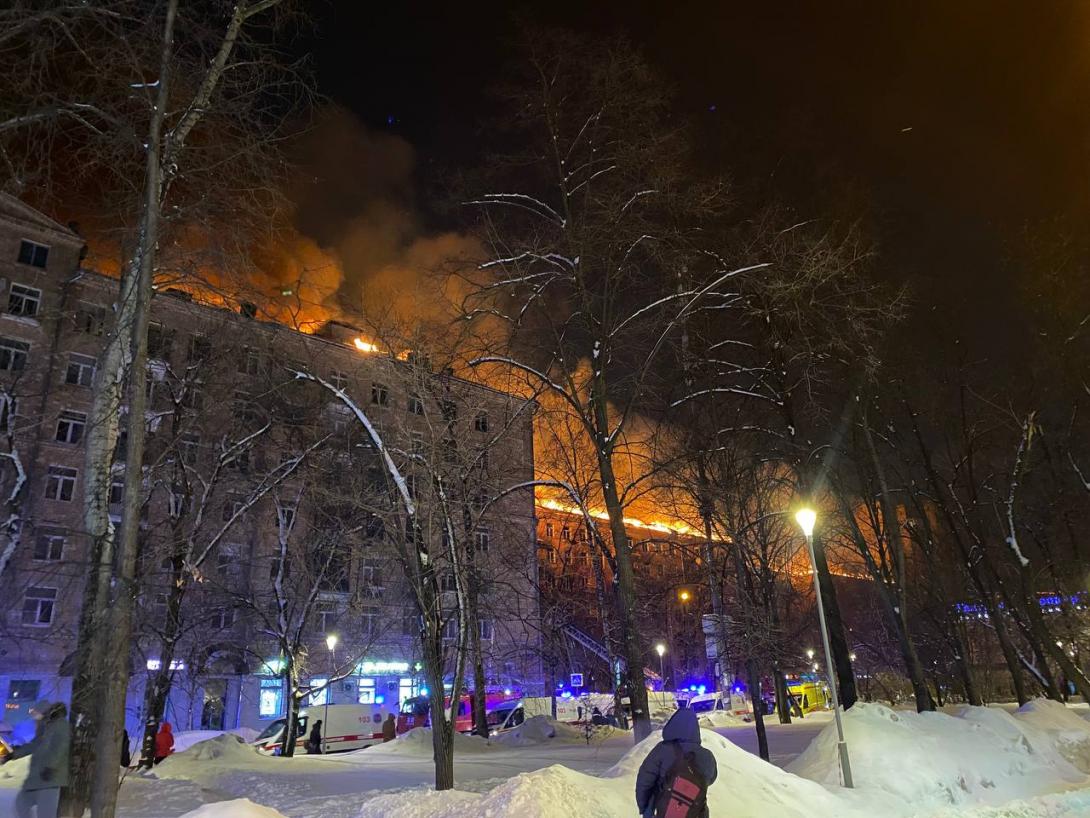 Крупный пожар в Москве: горит шестиэтажный жилой дом, люди заперты в  квартирах и просят о помощи