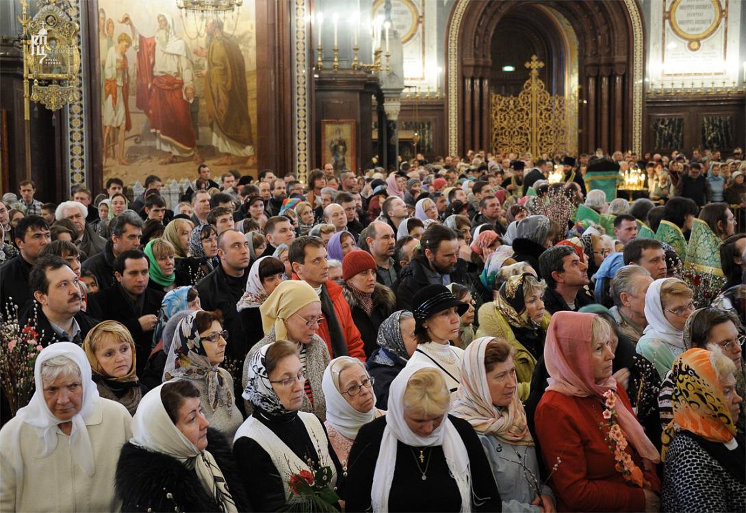 Нужно ли стоять всю службу в храме: священник дал ответ, считается ли грехом нарушение этого правила