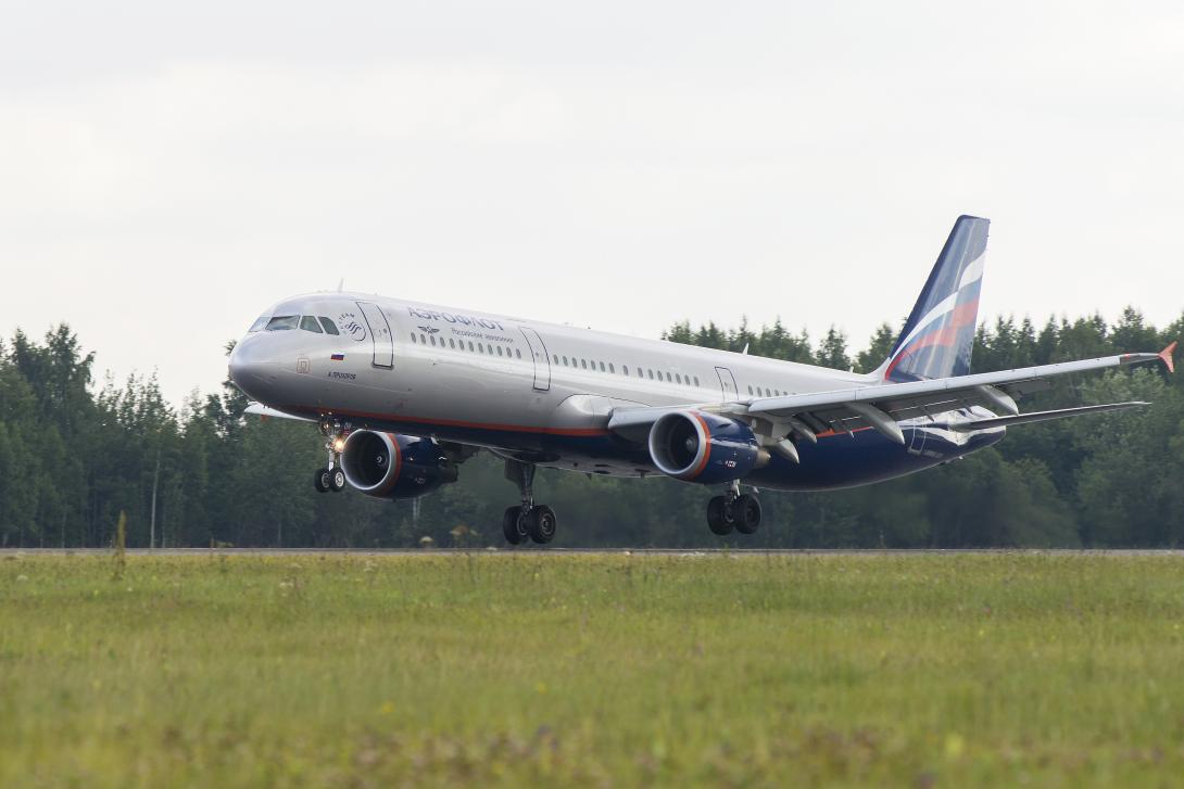 Самолет Airbus 321, следующий из Самары в Москву, готовится к аварийной посадке