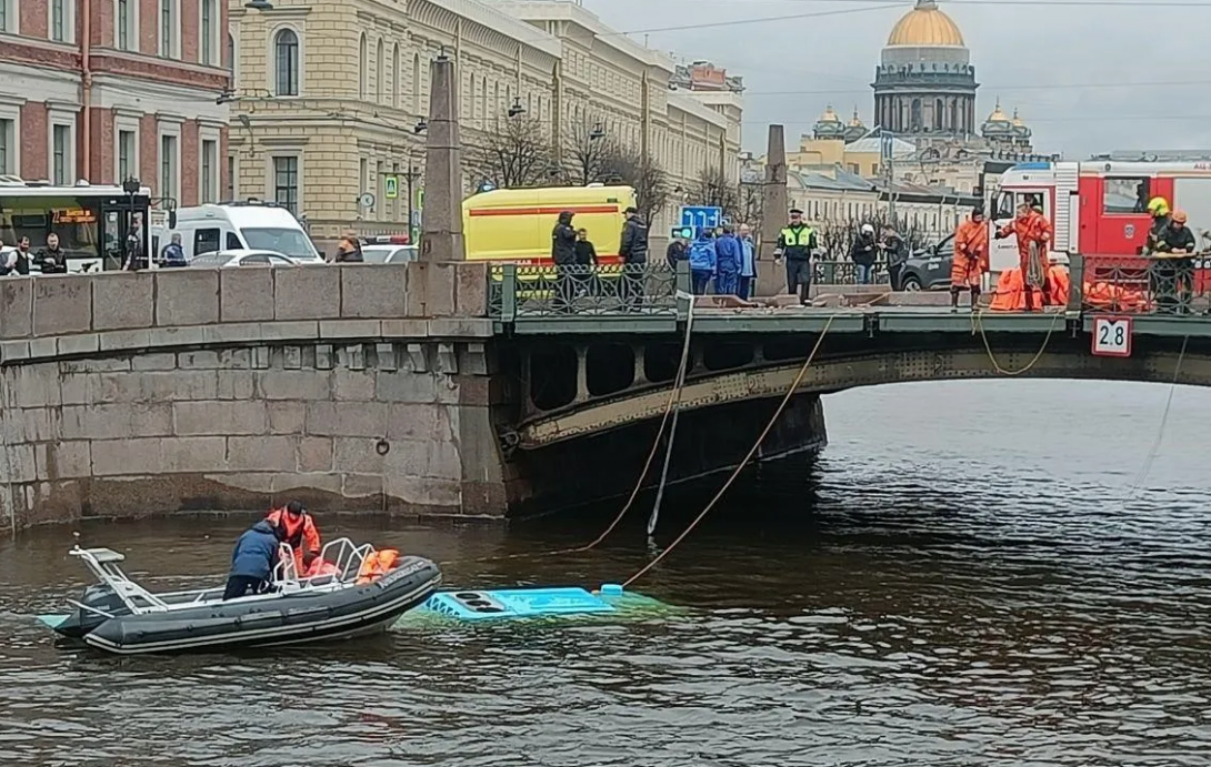 Число погибших в результате падения автобуса в реку в Петербурге увеличилось до пяти