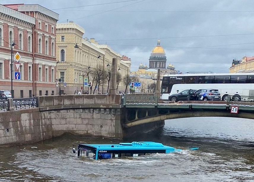 Фирма-владелец автобуса, рухнувшего в реку в Петербурге, пообещала заплатить пассажирам