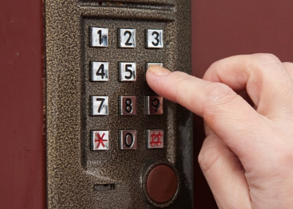 Секретный режим домофона: нажмите четыре цифры — тут же откроется любая дверь