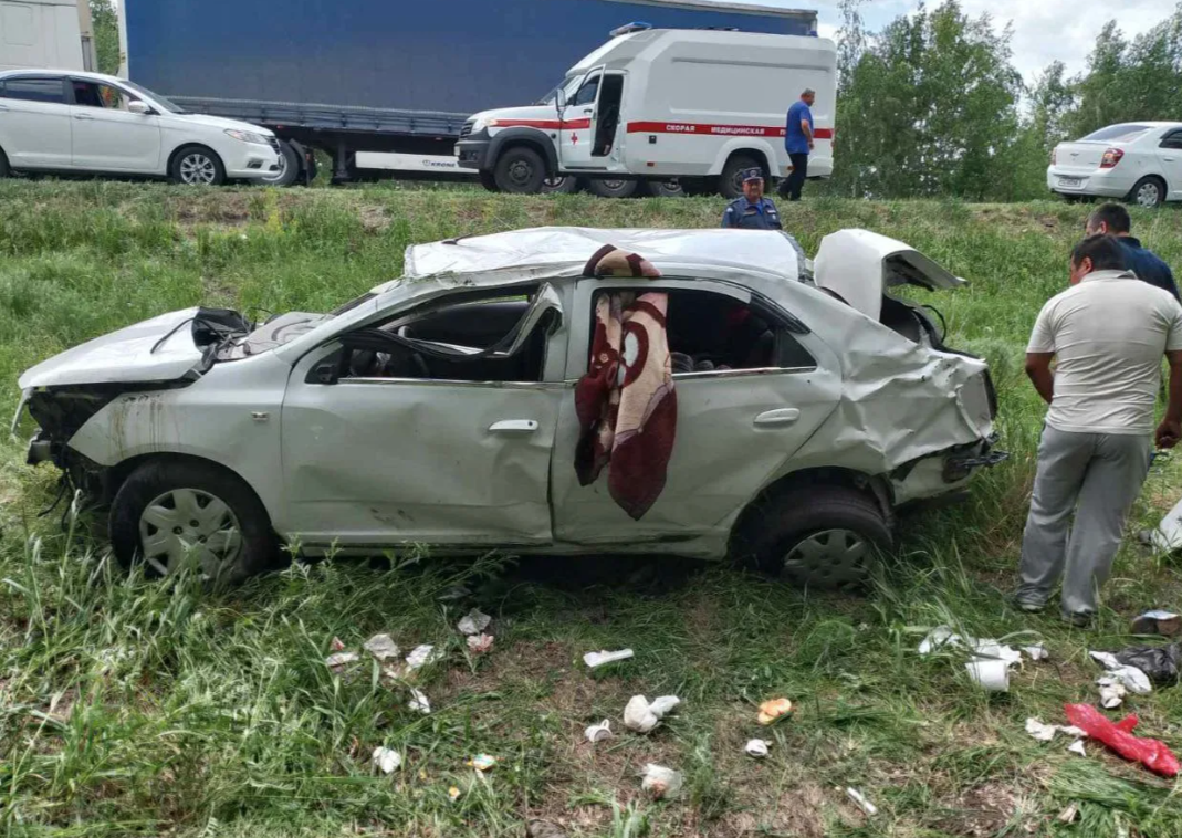 В Самарской области легковушка улетела в кювет, пострадали пять человек