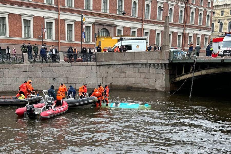 Число погибших при падении автобуса в реку в Петербурге выросло до шести