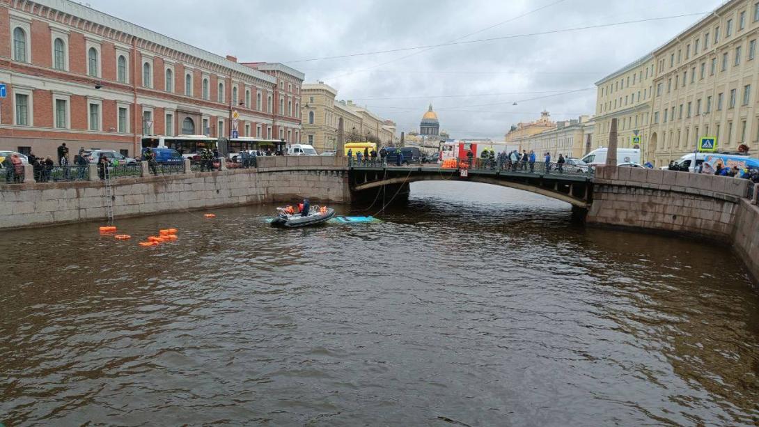 В Санкт-Петербурге в реку Мойку рухнул пассажирский автобус: из воды пытаются спасти людей, есть погибшие