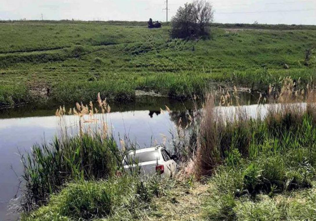 В Самарской области машина, покатившаяся в воду, раздавила женщину