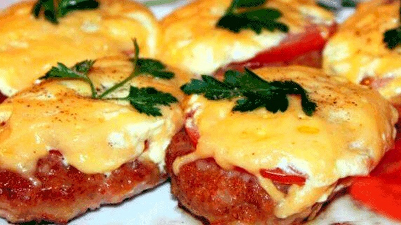 Эти питательные мясные котлеты с помидорами и с...