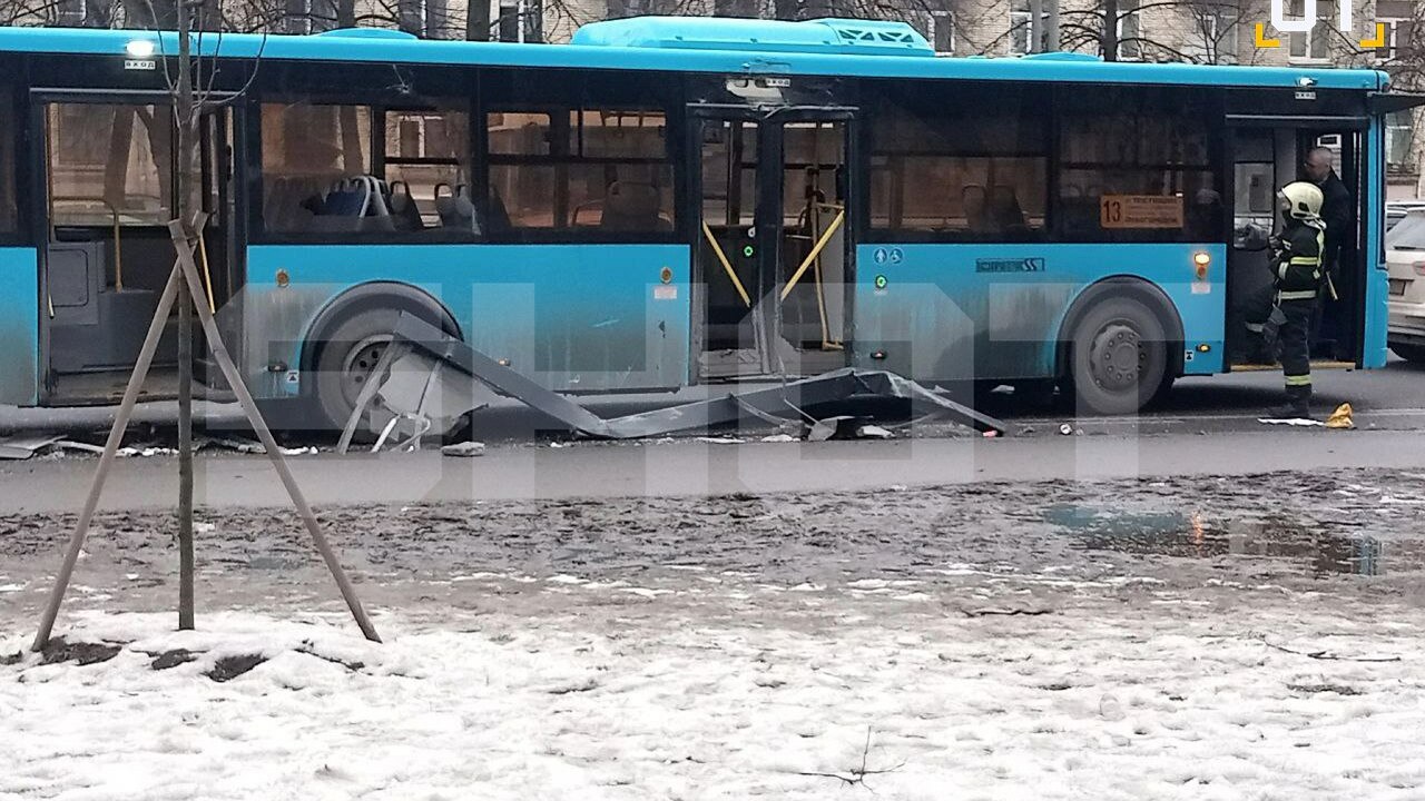 В Санкт-Петербурге автобус влетел в остановку с...